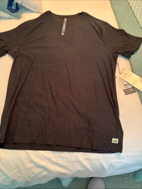 Vuori  Crew Neck T-Shirt - Dark Gray M